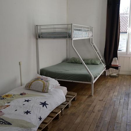 Grande Chambre Familiale Pour 2 A 5 Personnes Apartman Chef-Boutonne Kültér fotó