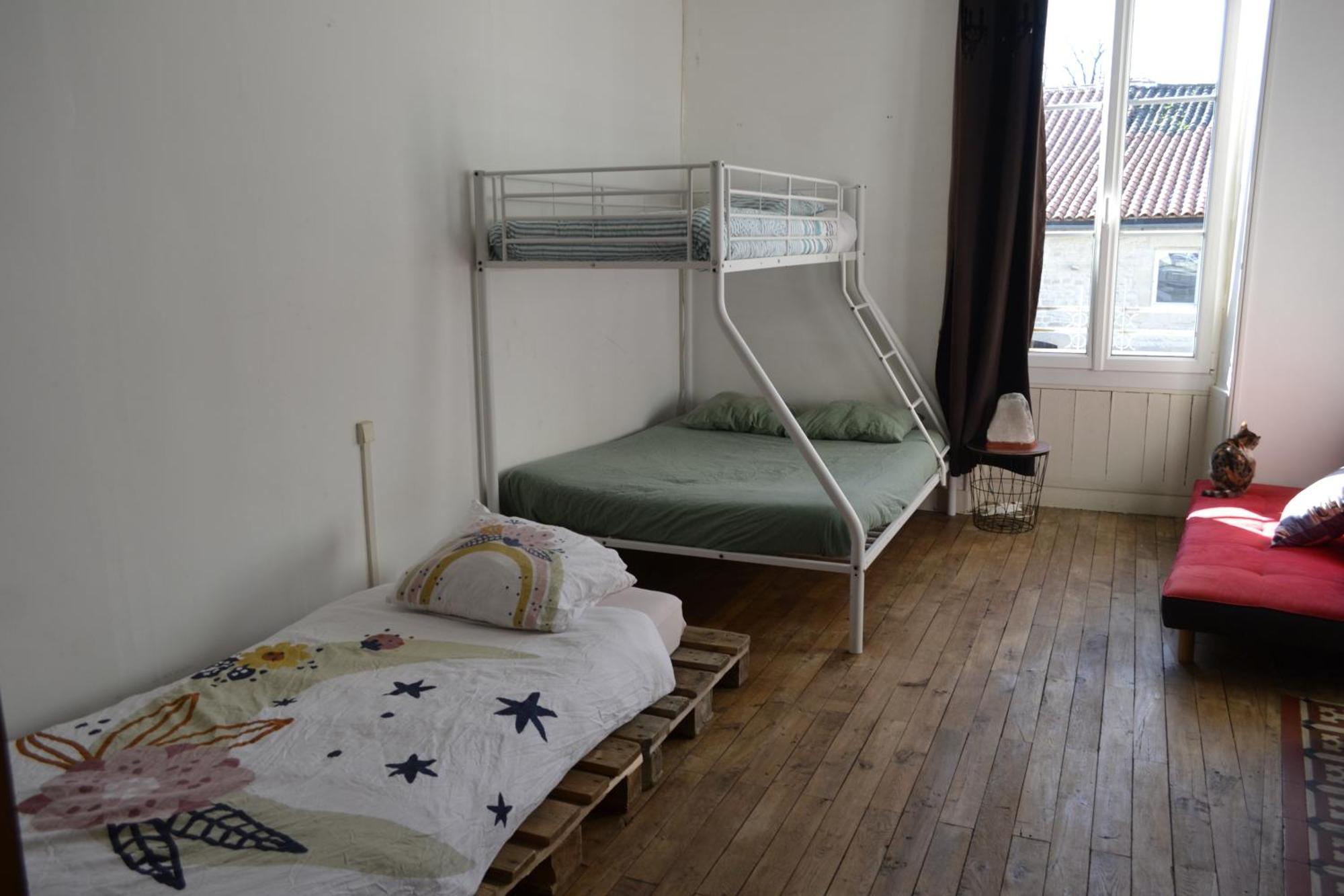 Grande Chambre Familiale Pour 2 A 5 Personnes Apartman Chef-Boutonne Kültér fotó